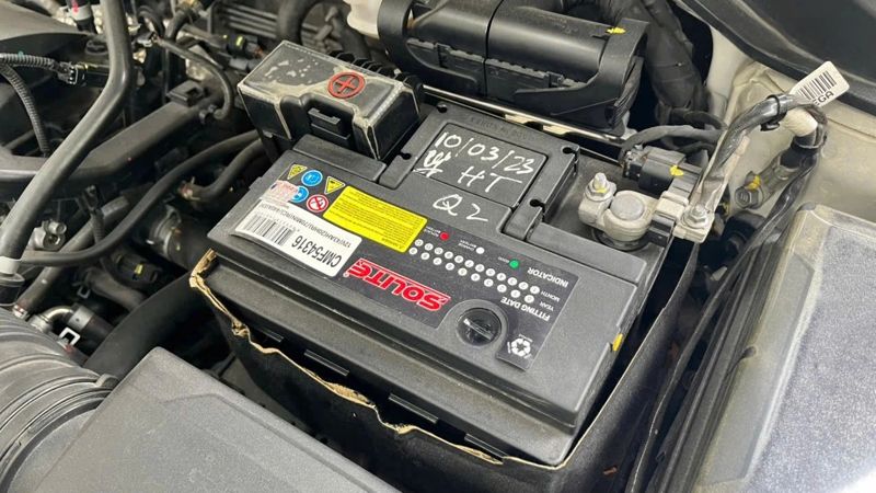 Trung bình một chiếc bình ắc-quy lắp trên ô tô mới thường có tuổi thọ từ 1,5 - 2 năm